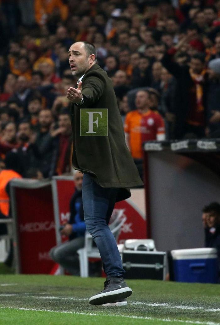 Galatasaraylı taraftarlardan Latoleviciye tepki