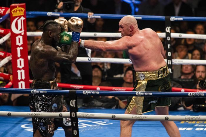 Deontay Wilderla berabere kalan Tyson Furynin yüzü savaş alanı gibi