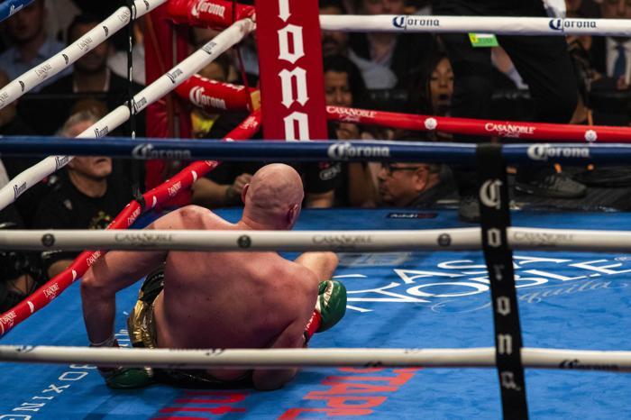 Deontay Wilderla berabere kalan Tyson Furynin yüzü savaş alanı gibi