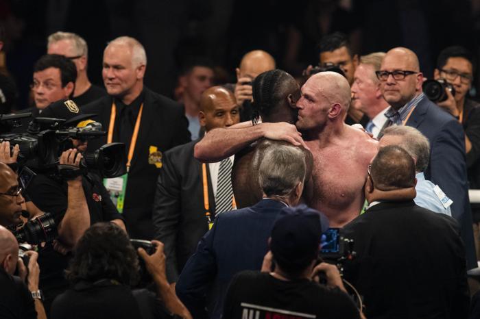 Deontay Wilderla berabere kalan Tyson Furynin yüzü savaş alanı gibi