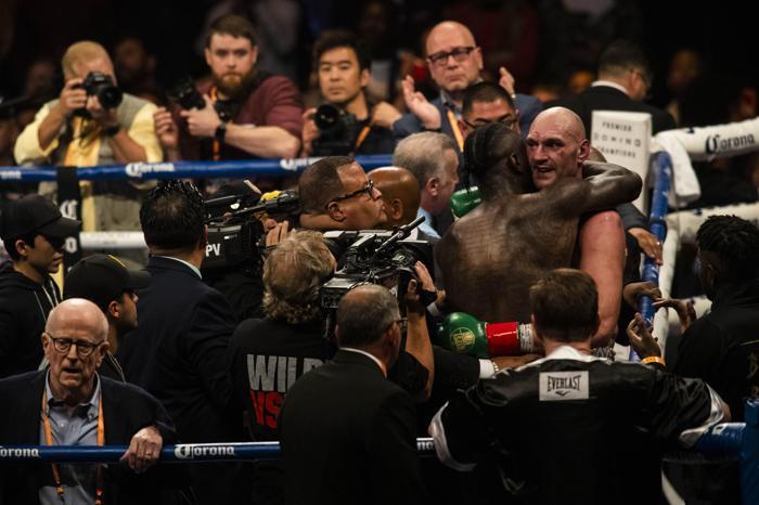 Deontay Wilderla berabere kalan Tyson Furynin yüzü savaş alanı gibi