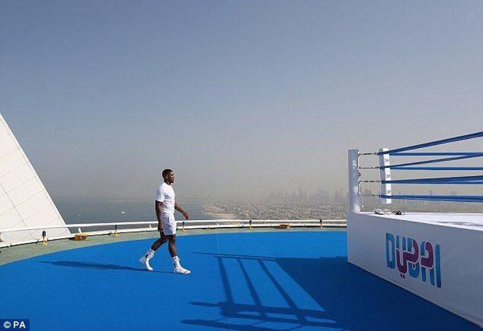 Anthony Joshua, Burj El Arab en tepesine çıktı, hünerlerini sergiledi
