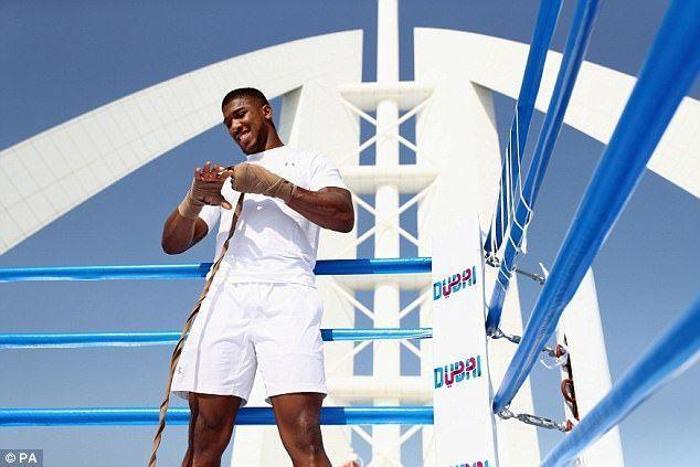 Anthony Joshua, Burj El Arab en tepesine çıktı, hünerlerini sergiledi