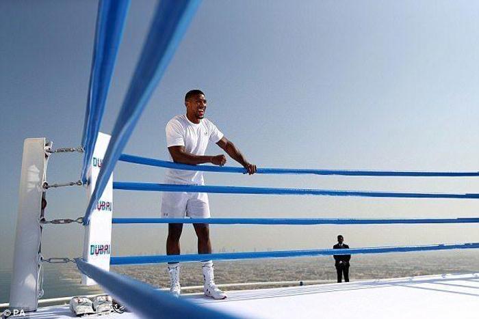 Anthony Joshua, Burj El Arab en tepesine çıktı, hünerlerini sergiledi
