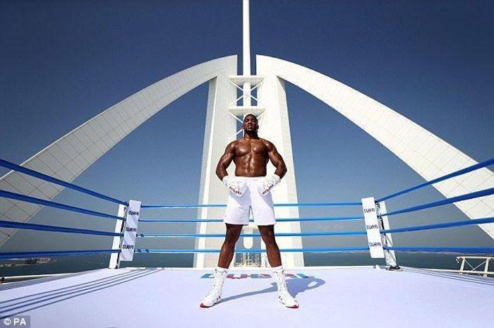 Anthony Joshua, Burj El Arab en tepesine çıktı, hünerlerini sergiledi