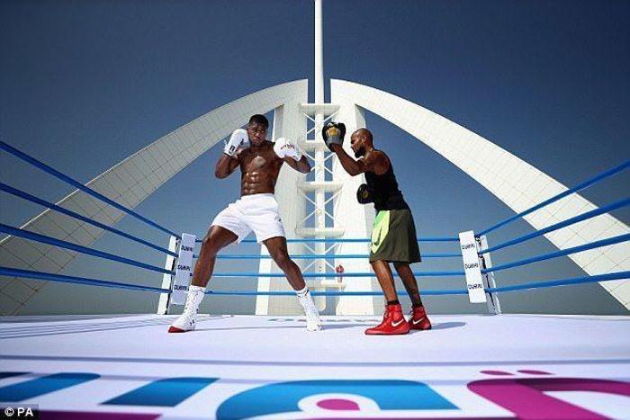 Anthony Joshua, Burj El Arab en tepesine çıktı, hünerlerini sergiledi