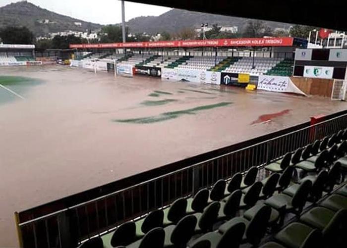 Selden etkilenen Bodrum İlçe Stadı kullanılamaz hale geldi