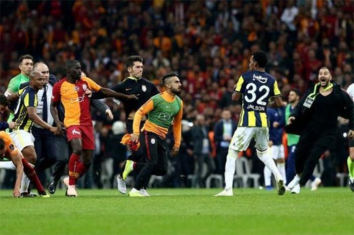 Beşiktaş - Galatasaray derbisinde Muğdat Çelik olay oldu