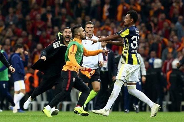 Beşiktaş - Galatasaray derbisinde Muğdat Çelik olay oldu