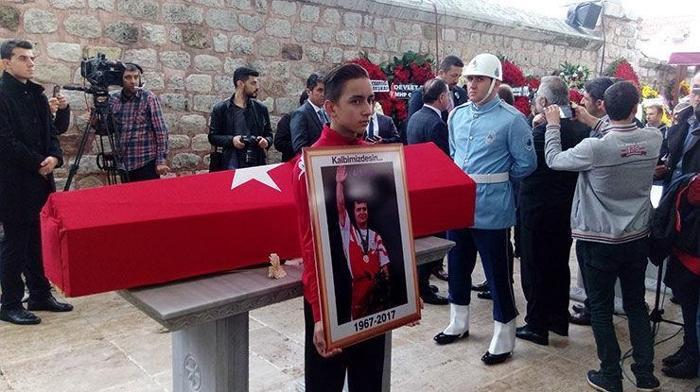 AHMET ÖZAL: ONUN MANEVİ AĞABEYİYİM