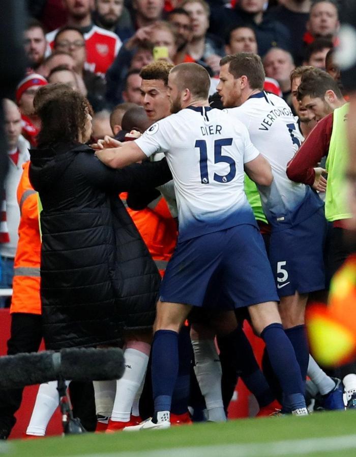 Arsenal-Tottenham maçına çıkan olaylar damga vurdu