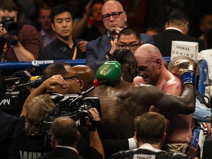 Tyson Fury-Deontay Wilder maçı nefes kesti