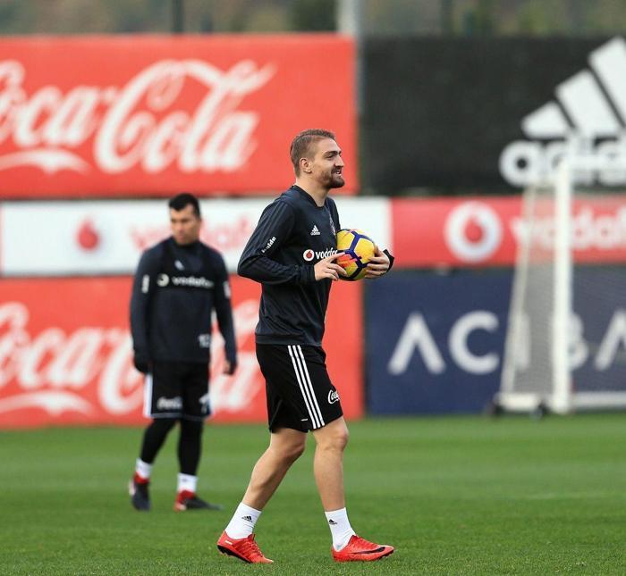 Caner Erkin uzun süre sonra Beşiktaş antrenmanına katıldı