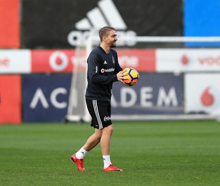 Caner Erkin uzun süre sonra Beşiktaş antrenmanına katıldı