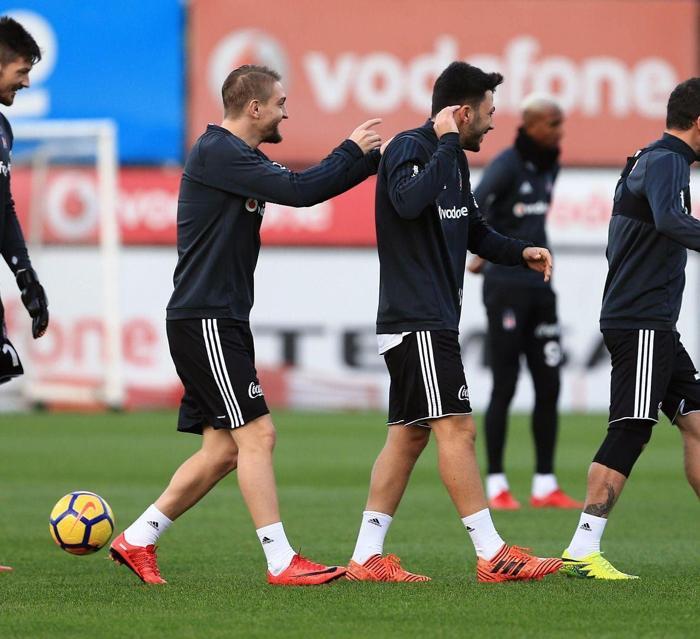 Caner Erkin uzun süre sonra Beşiktaş antrenmanına katıldı