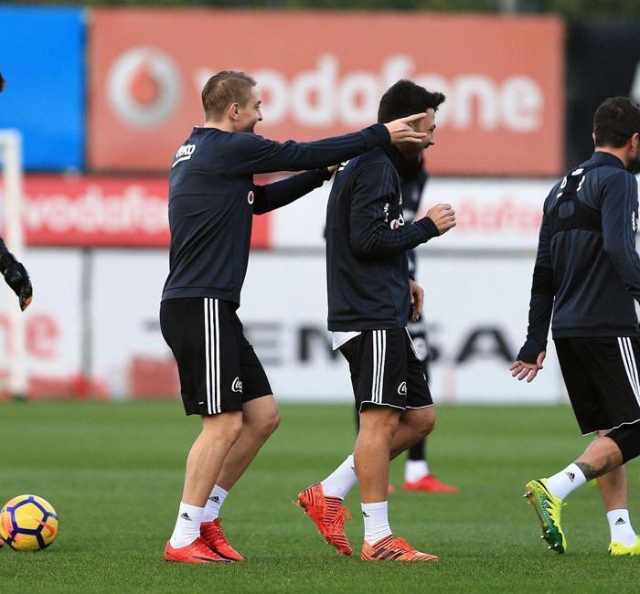Caner Erkin uzun süre sonra Beşiktaş antrenmanına katıldı