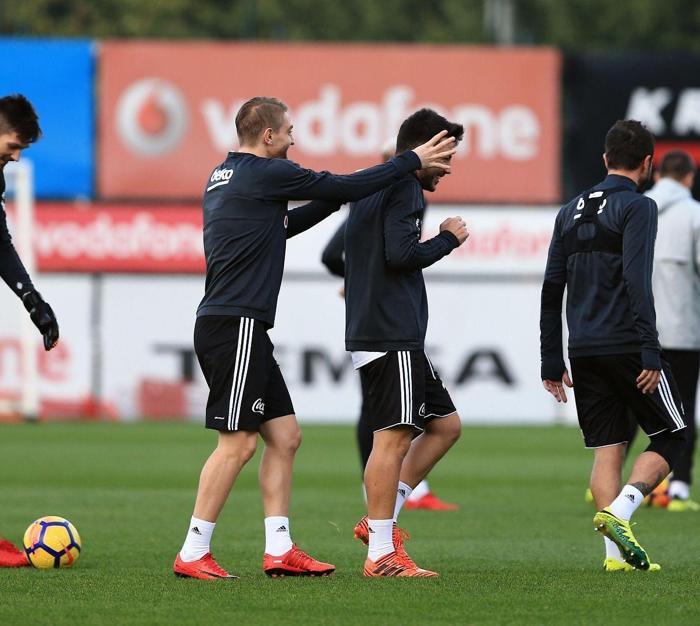 Caner Erkin uzun süre sonra Beşiktaş antrenmanına katıldı