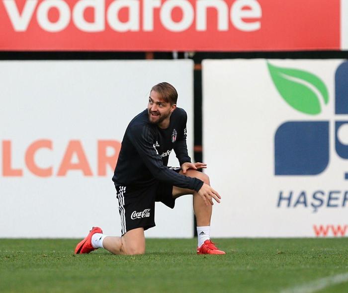 Caner Erkin uzun süre sonra Beşiktaş antrenmanına katıldı