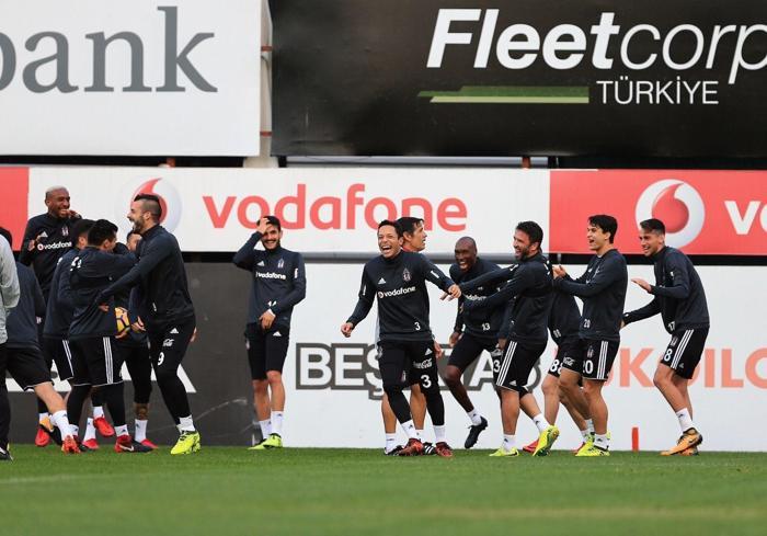 Caner Erkin uzun süre sonra Beşiktaş antrenmanına katıldı