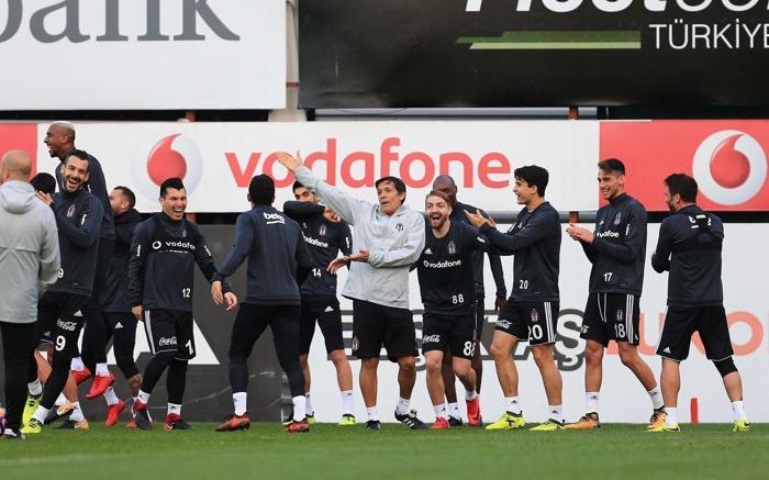 Caner Erkin uzun süre sonra Beşiktaş antrenmanına katıldı