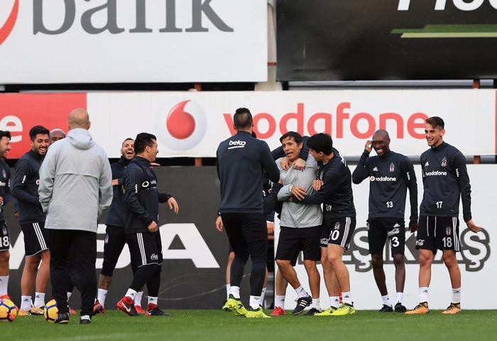 Caner Erkin uzun süre sonra Beşiktaş antrenmanına katıldı
