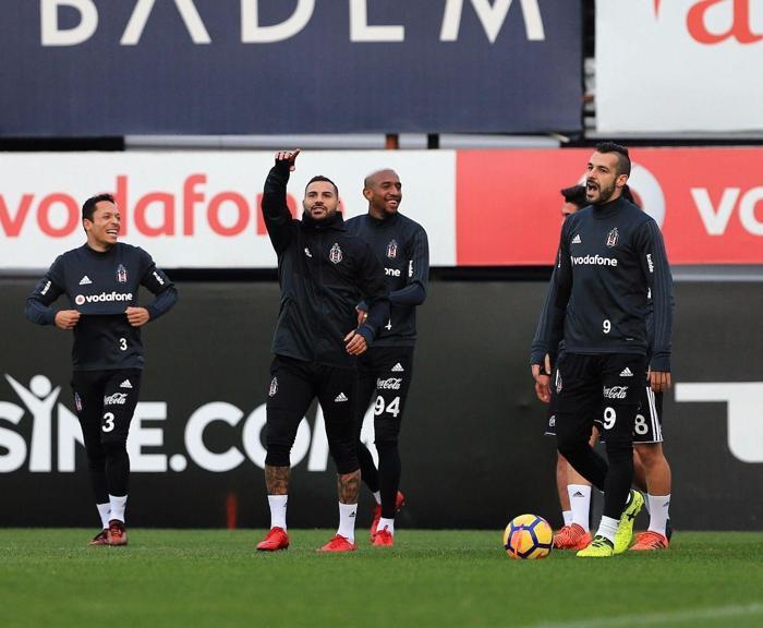 Caner Erkin uzun süre sonra Beşiktaş antrenmanına katıldı