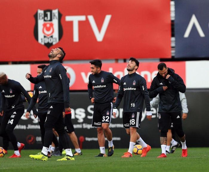 Caner Erkin uzun süre sonra Beşiktaş antrenmanına katıldı