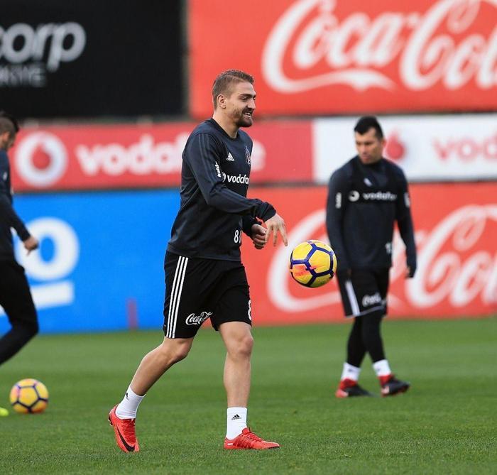 Caner Erkin uzun süre sonra Beşiktaş antrenmanına katıldı