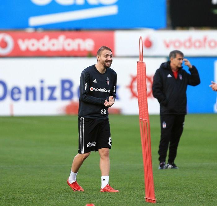 Caner Erkin uzun süre sonra Beşiktaş antrenmanına katıldı
