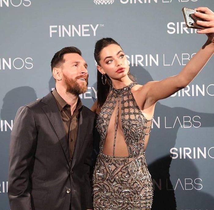 Messinin elini ayağına dolaştıran güzel model Yael Shelbia