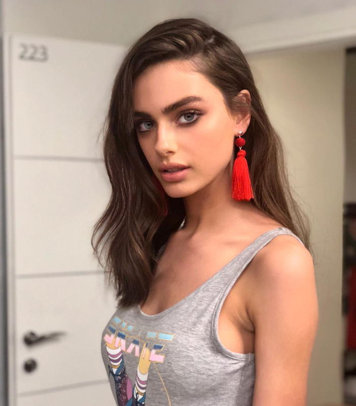 Messinin elini ayağına dolaştıran güzel model Yael Shelbia