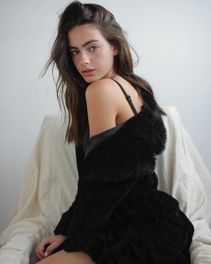 Messinin elini ayağına dolaştıran güzel model Yael Shelbia