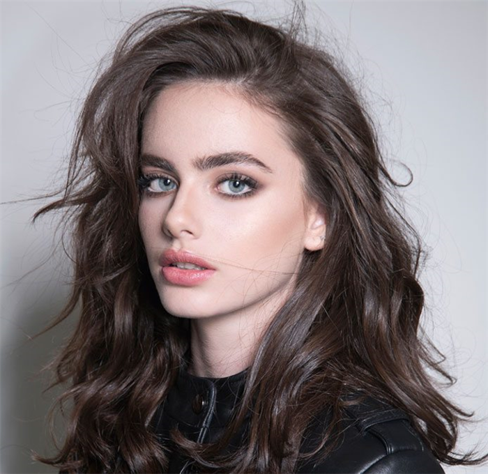 Messinin elini ayağına dolaştıran güzel model Yael Shelbia