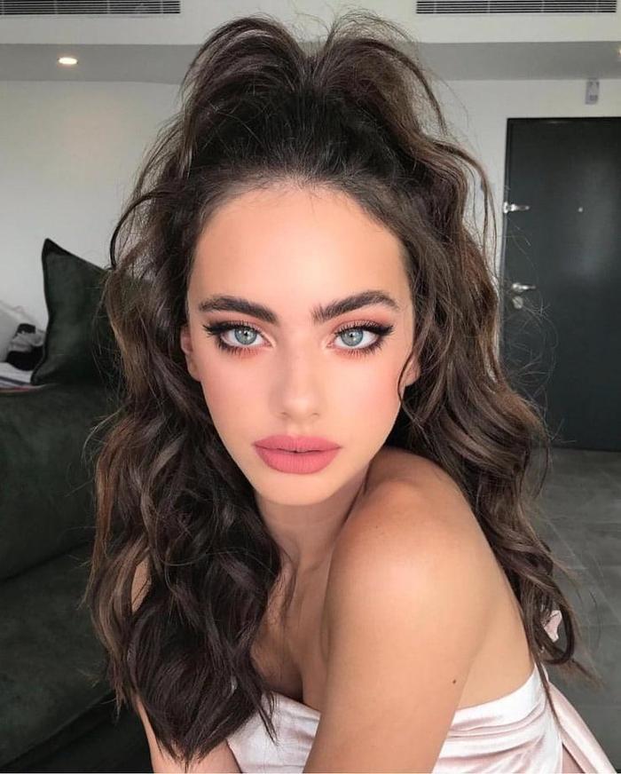 Messinin elini ayağına dolaştıran güzel model Yael Shelbia