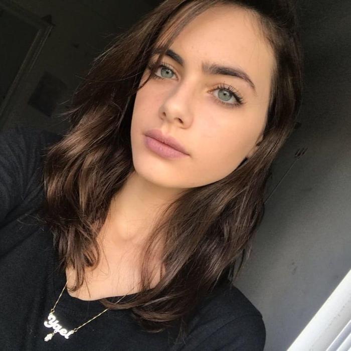 Messinin elini ayağına dolaştıran güzel model Yael Shelbia