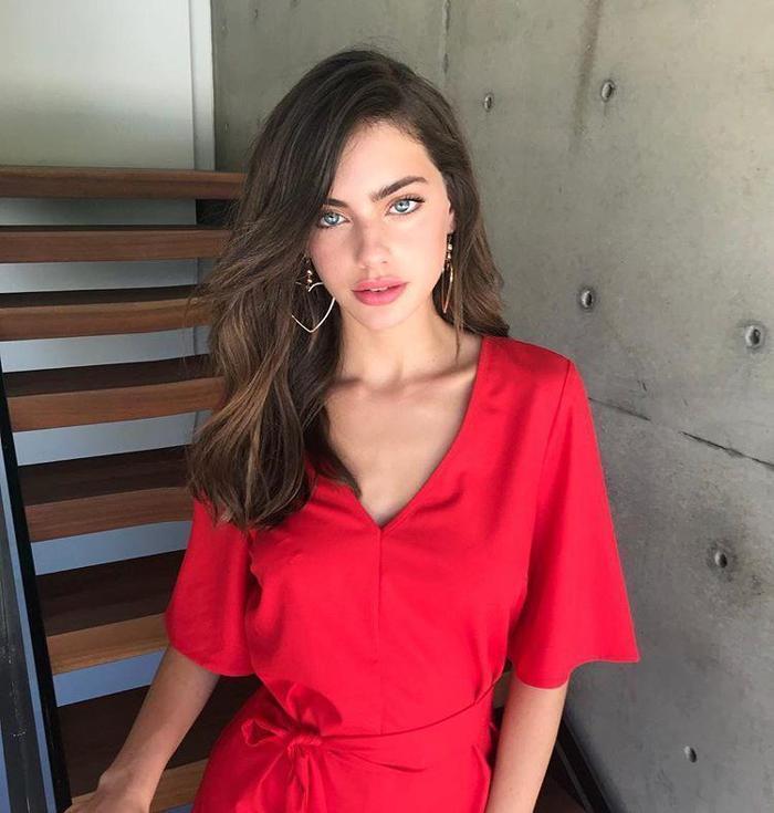 Messinin elini ayağına dolaştıran güzel model Yael Shelbia