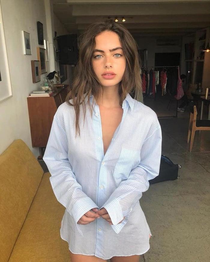 Messinin elini ayağına dolaştıran güzel model Yael Shelbia