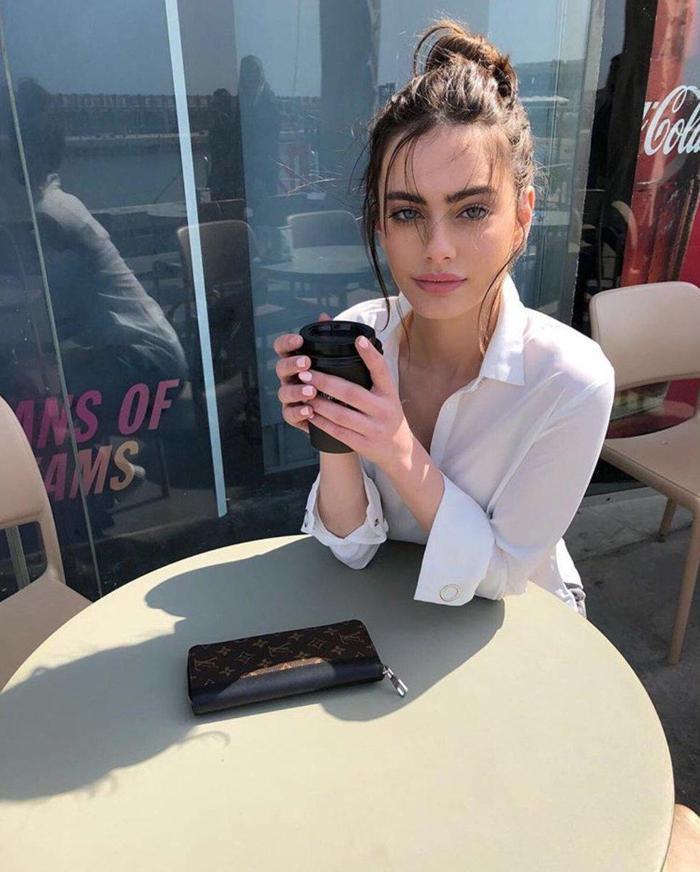 Messinin elini ayağına dolaştıran güzel model Yael Shelbia