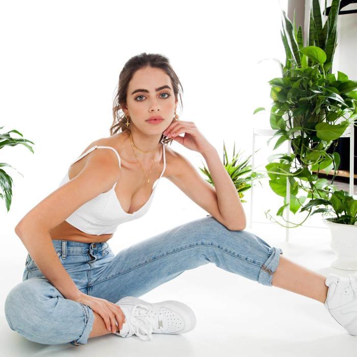 Messinin elini ayağına dolaştıran güzel model Yael Shelbia