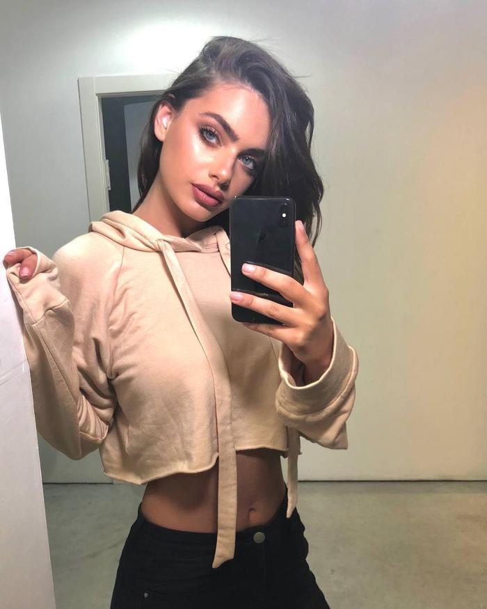 Messinin elini ayağına dolaştıran güzel model Yael Shelbia