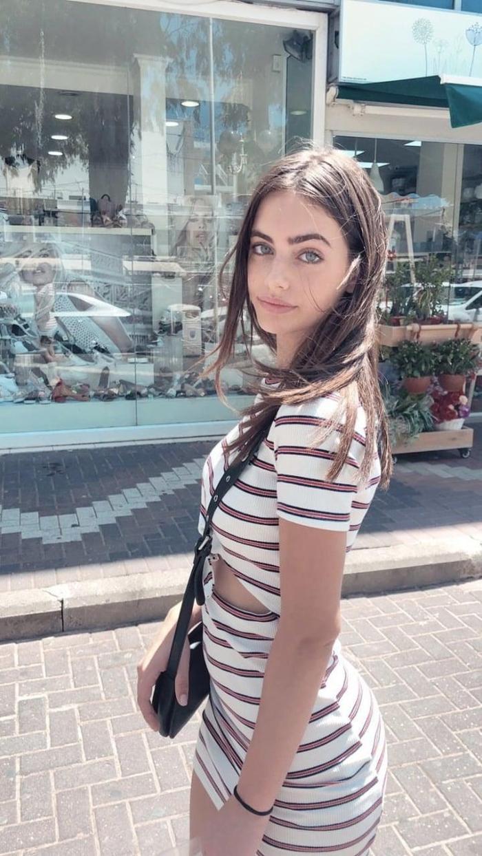 Messinin elini ayağına dolaştıran güzel model Yael Shelbia