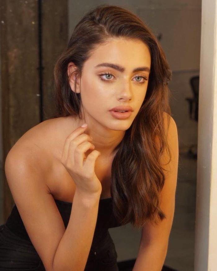 Messinin elini ayağına dolaştıran güzel model Yael Shelbia