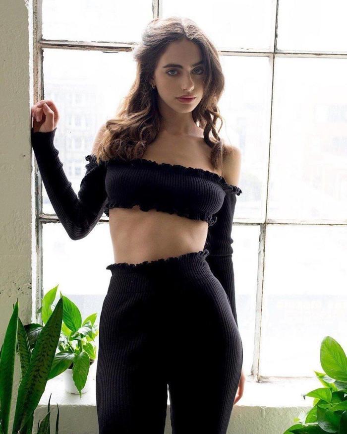 Messinin elini ayağına dolaştıran güzel model Yael Shelbia