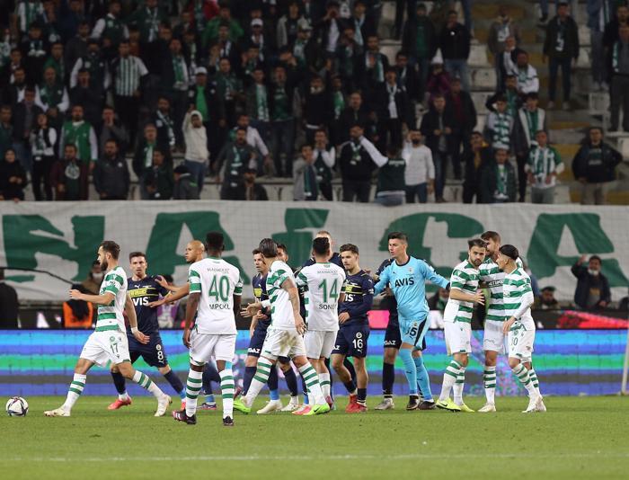 Son dakika Konyaspor-Fenerbahçe maçında olay Saha bir anda karıştı