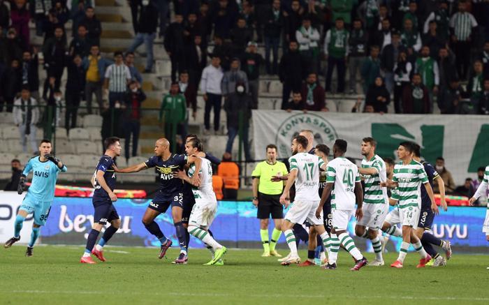 Son dakika Konyaspor-Fenerbahçe maçında olay Saha bir anda karıştı