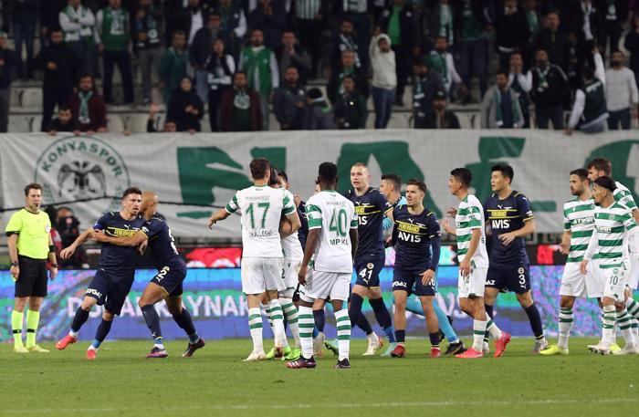 Son dakika Konyaspor-Fenerbahçe maçında olay Saha bir anda karıştı