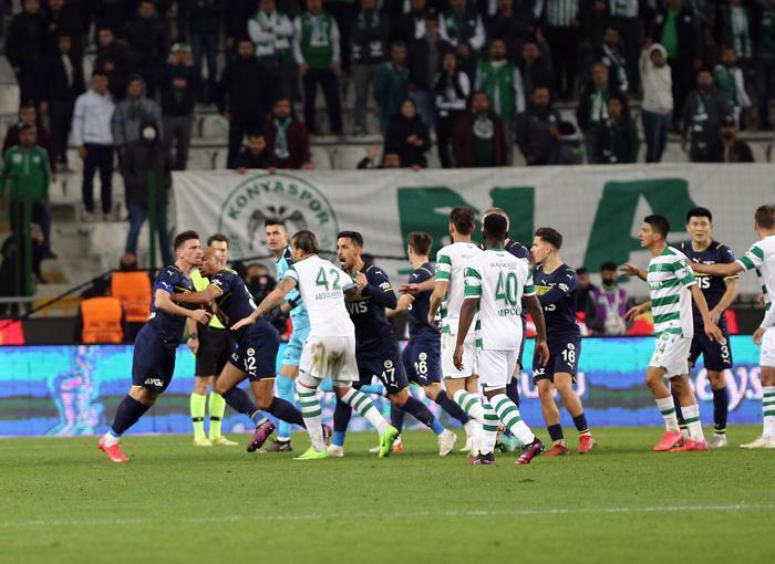 Son dakika Konyaspor-Fenerbahçe maçında olay Saha bir anda karıştı