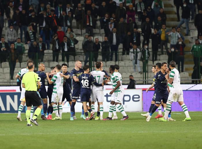 Son dakika Konyaspor-Fenerbahçe maçında olay Saha bir anda karıştı