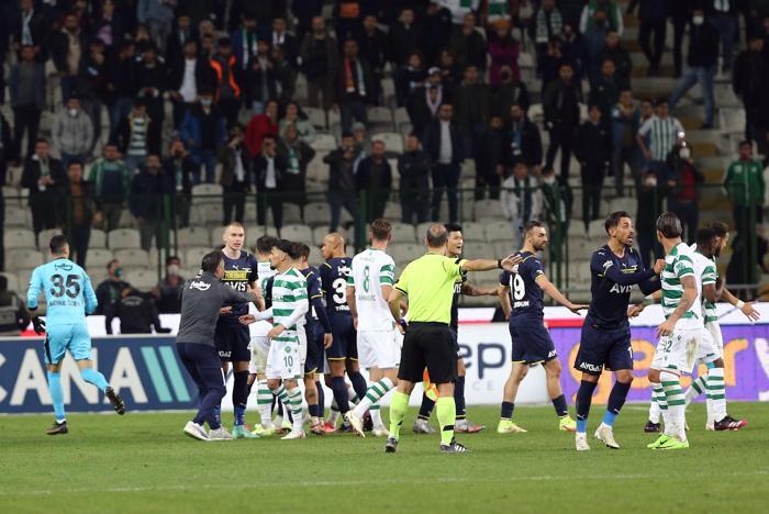 Son dakika Konyaspor-Fenerbahçe maçında olay Saha bir anda karıştı