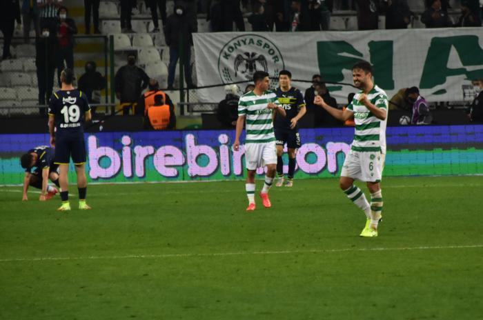 Son dakika Konyaspor-Fenerbahçe maçında olay Saha bir anda karıştı
